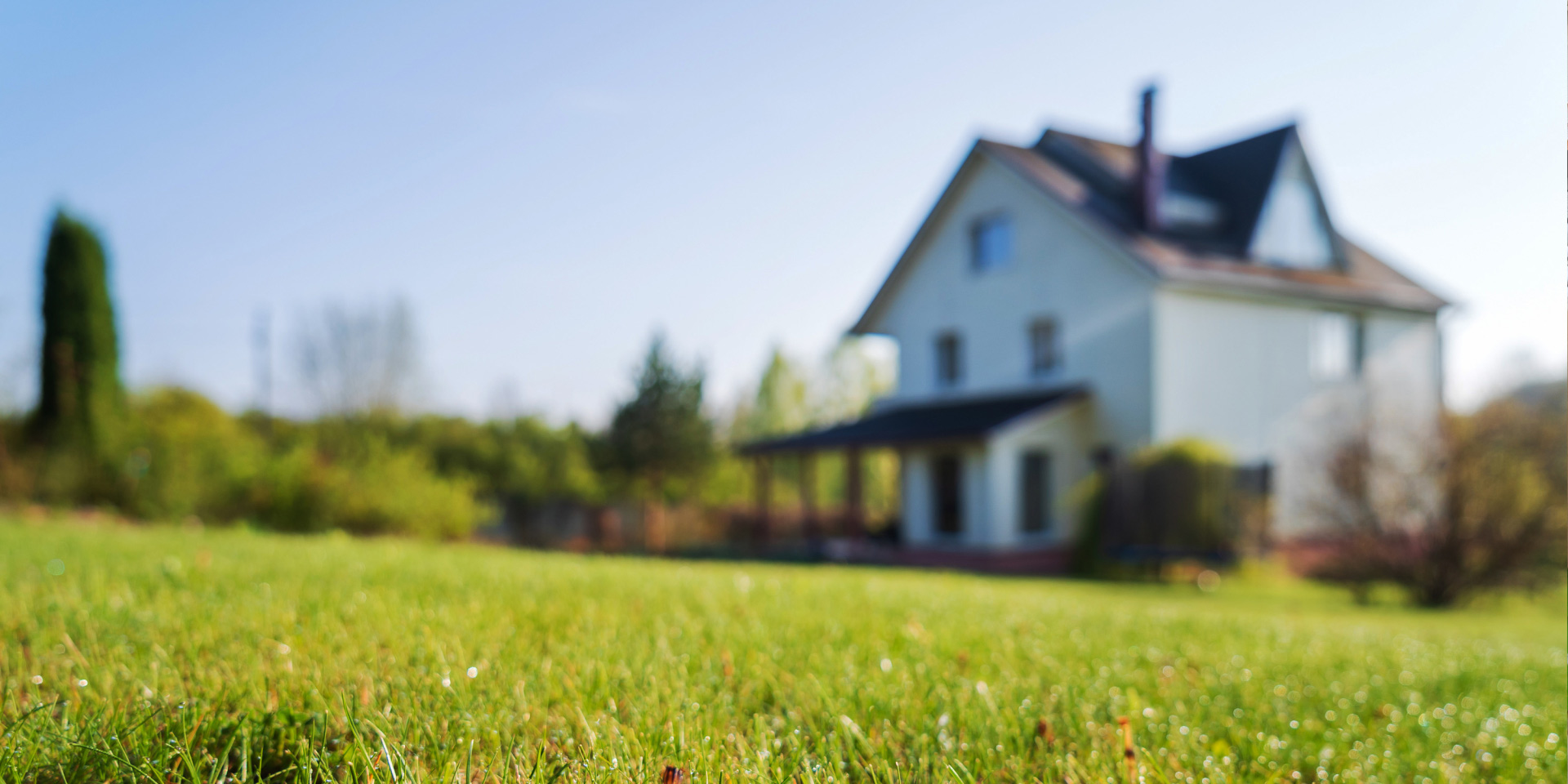 Beispielbild eines Wohnhauses mit Rasenfläche im Vordergrund