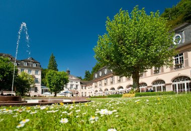 Blick auf den Kurgarten von Bad Bertrich mit Kursaal und Kurfürstlichem Schlösschen.