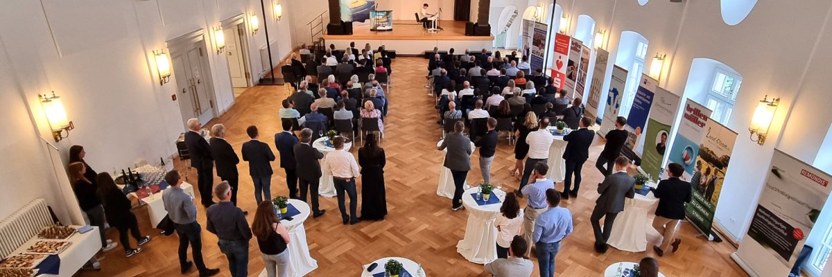 Bild vom Sommerfest der Wirtschaft mit vielen Gästen im Kursaal von Bad Bertrich