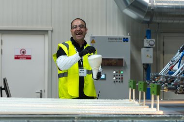 Mitarbeiter von IKO Insulations lacht in die Kamera.