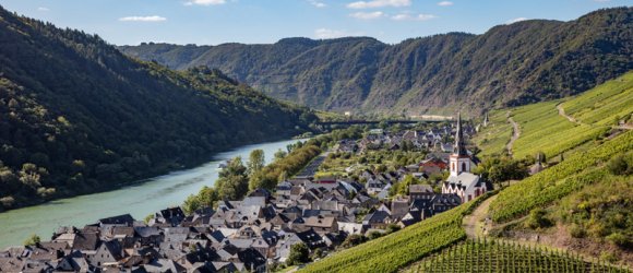 Die Weinkellerei Andreas Oster ist beheimatet im Kurvenkreis CochemZell mit wunderschöner Weinlandschaft