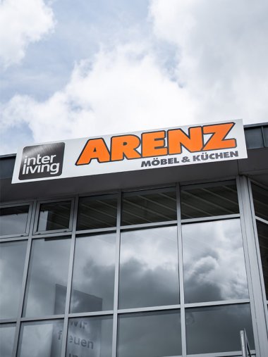 Logo am Firmengebäude des Kurvenkreis-Sponsors Möbel Arenz in Laubach