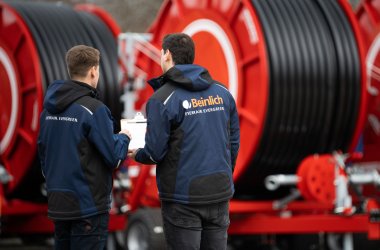 Mitarbeiter und Auszubildender der Firma Beinlich in Ulmen vor dem Maschinenpark im Außenbereich