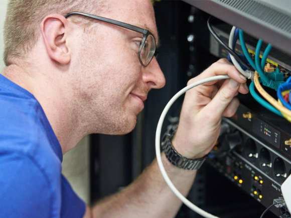 Ein Mitarbeiter der Firma Elektro Konrath bei der Arbeit im Cochem-Zeller Betrieb