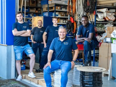 Teamfoto der Mitarbeiter von Elektro Konrath.