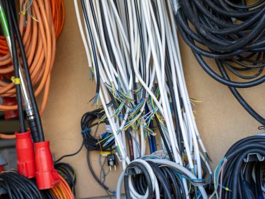 Jede Menge Stromkabel im Betrieb von Elektro Konrath.