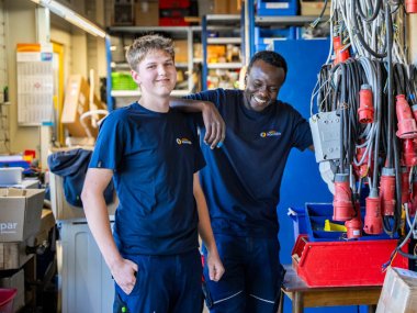 Die beiden Mitarbeiter von Elektro Konrath haben sichtlich Spaß bei der Arbeit.