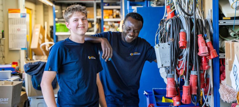Die beiden Mitarbeiter von Elektro Konrath haben sichtlich Spaß bei der Arbeit.