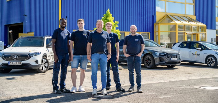 Das Team von Elektro Konrath vor dem blauen Firmengebäude.