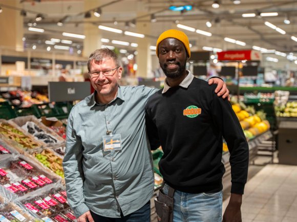 Personalleiter Günter Reis zusammen mit Azubi Alphonse GLOBUS-Personalleiter Günter Reis zusammen mit Azubi Alphonse in der Markthalle in Zell.