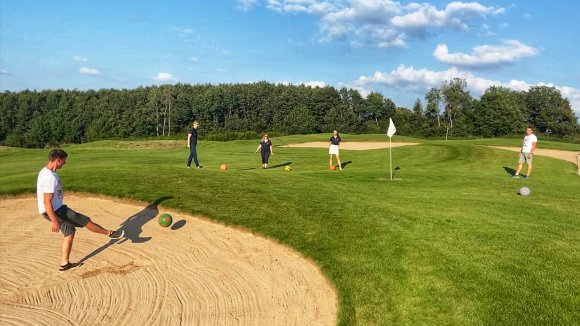 Eine Gruppe beim Footgolf im Golfclub Cochem