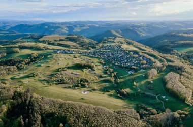 Luftaufnahme des Golfplatzes am Ferienpark in Cochem