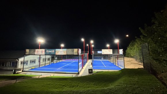 Nachtaufnahme des Padelplatzes in Cochem