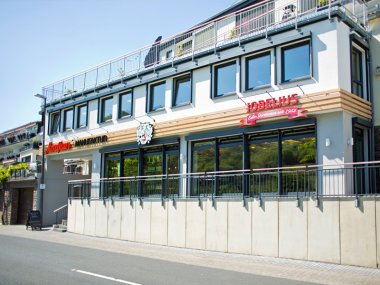 Firmengebäude des Kurvenkreis-Partners Jobelius Spirituosen in Valwig