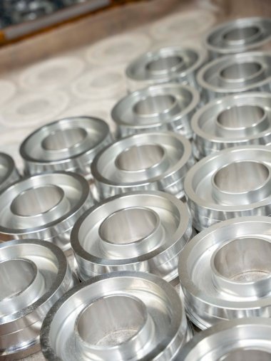 Halbfertigmaterial bei Kampf Verschiedene Halbfertigteile aus der Produktion bei der Firma Kampf