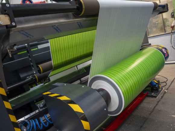 Eine große Rolle mit Folienmaterial auf einer Maschine der Firma Kampf