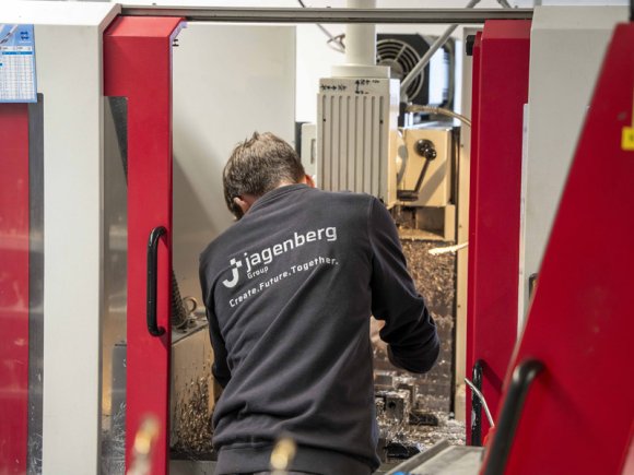 Kampf - Mitarbeiter an Maschine Ein Mitarbeiter der Firma Kampf arbeitet an einer Maschine