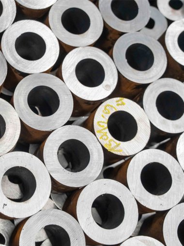 Rohmaterial aus Stahl, welches in der Produktion bei Kampf in Dohr weiterverarbeitet wird.