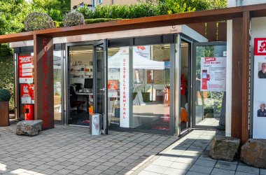 Zur Kreuzberg Apotheke zählen eine Eventlounge, ein Bestellterminam und eine 24h-Abholstation