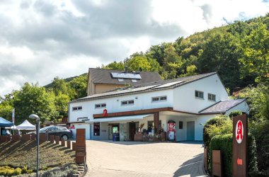 Das Gebäude der Kreuzberg Apotheke in Cochem Cond