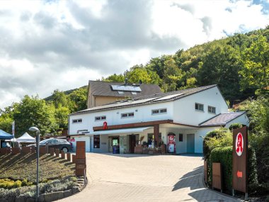 Das Gebäude der Kreuzberg Apotheke in Cochem Cond