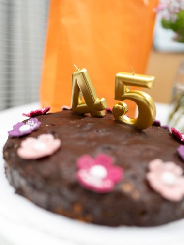 Kuchen zum Jubiläum der Kreuzberg Apotheke Kuchen zum 45-jährigen Jubiläum der Kreuzberg Apotheke