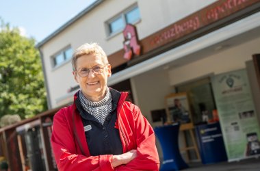 Inhaberin Ursula Porten-Bergmann steht vor der Kreuzberg Apotheke