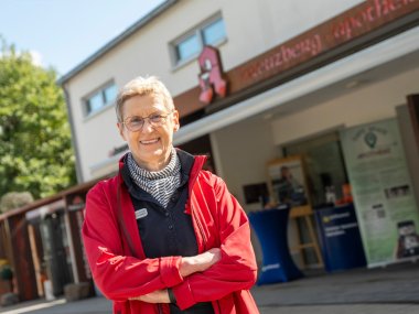 Ursula Porten-Bergmann Inhaberin Ursula Porten-Bergmann steht vor der Kreuzberg Apotheke