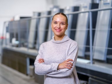 Felicitas Reher steht in der Produktionshalle von Lohmann Druck in Bullay