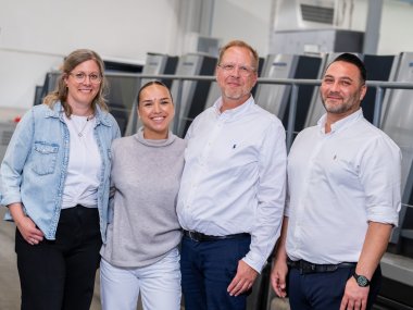 Gruppenfoto mit Geschäftsführung und Mitarbeitern bei Lohmann Druck