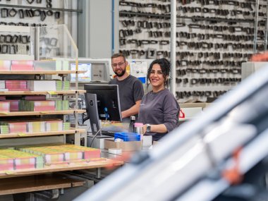 Zwei Mitarbeiter der Firma Lohmann Druck in der Produktionsabteilung