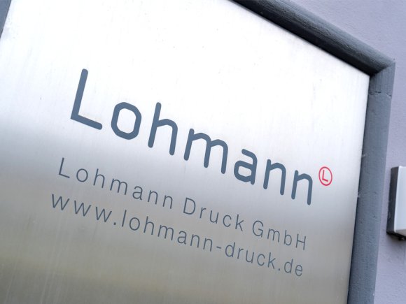 Das Logo der Firma Lohmann Druck an der Gebäudefassade