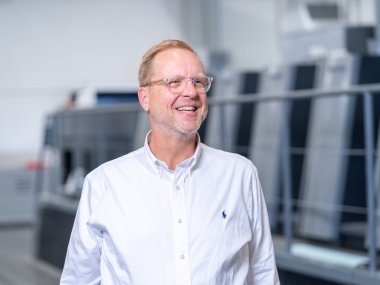 Markus Reher schaut zur Seite und lacht