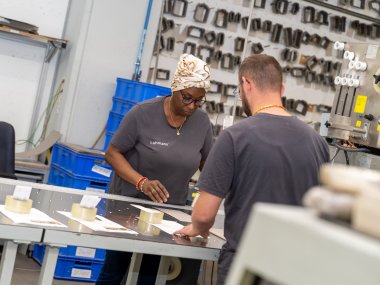 Zwei Mitarbeiter von Lohmann Druck bei der Arbeit
