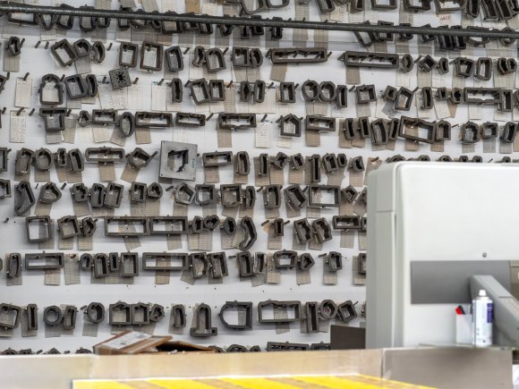 Werkzeuge hängen an einer Wand in der Produktionsabteilung bei Lohmann Druck in Bullay