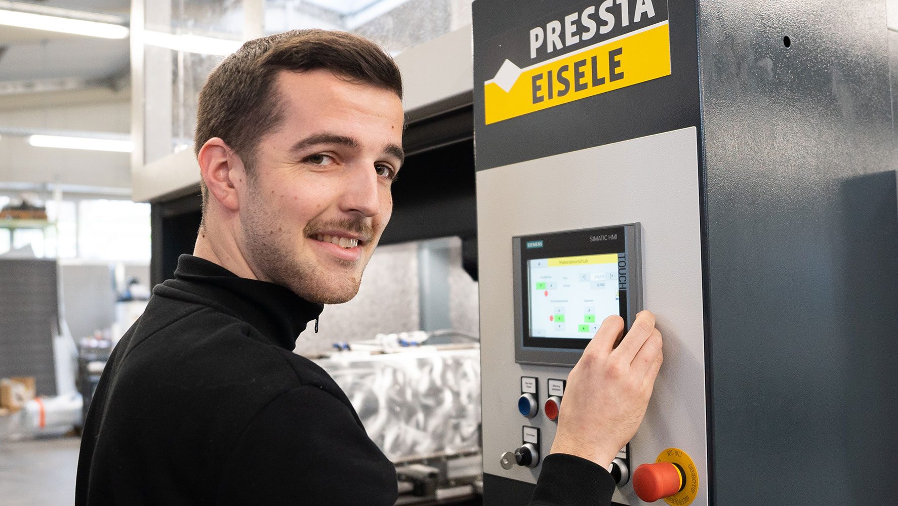 Pressta-Eisele Mitarbeiter an Maschine Pressta-Eisele Mitarbeiter an Maschine