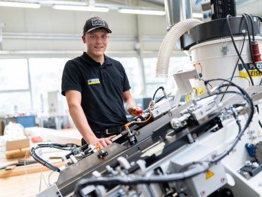 Azubi Marvin vor einer Maschine in der Produktion