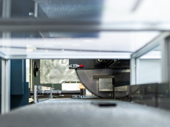Innenaufnahme Maschine Blick auf ein Sägeblatt in einer Maschine bei Pressta-Eisele