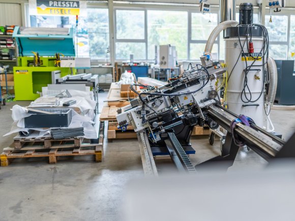 Blick in den Produktionsbereich Blick in den Produktionsbereich mit Anlagen der Firma Pressta-Eisele