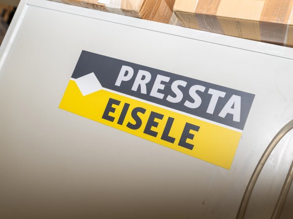 Pressta-Eisele Logo Logo der Firma Pressta-Eisele auf einer Maschine