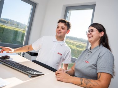Zwei Mitarbeiter im Büro des Kurvenkreis-Partners REMONDIS Mittelrhein