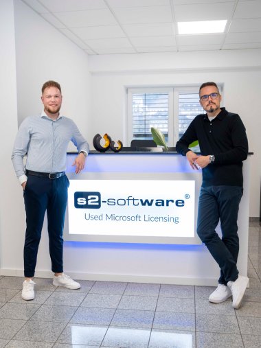 Roland Schausten und René Hergenröther von S2-Software an der Empfangstheke