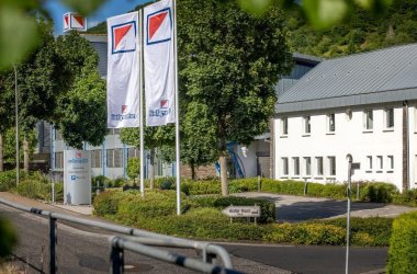 Man sieht die Frntseite der Zentrale von Schnorpfeil in Treis-Karden