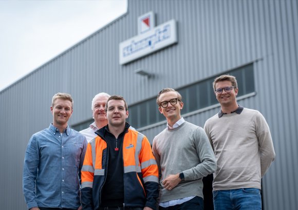 Teamfoto vor der Halle der Schnorpfeil Bau GmbH in Treis-Karden