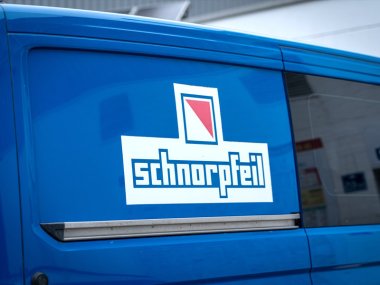 Ein Dienstwagen der Firma Schnorpfeil mit dem Firmenlogo des Treis-Kardener Unternehmens