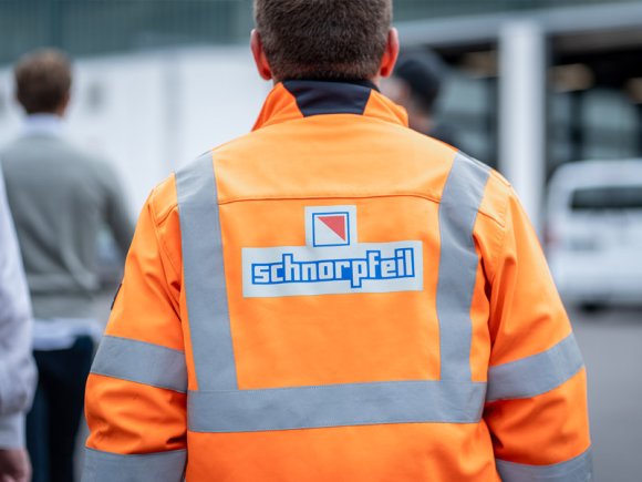 Firmenlogo der Firma Schnorpfeil auf einer Sicherheitsweste des Unternehmens