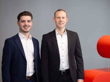 Azubi Admir und Geschäftsstellenleiter Jan Eric Schütze Sparkasse-Azubi Admir mit Geschäftsstellenleiter Jan Eric Schütze