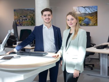 Die Auszubildenden Admir und Mina stehen am Schalter der Sparkassenfiliale in Cochem