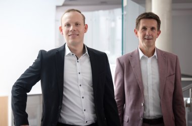 Sparkassen-Geschäftsstellenleiter Jan Eric Schütze zusammen mit Regionalleiter Frank Michels