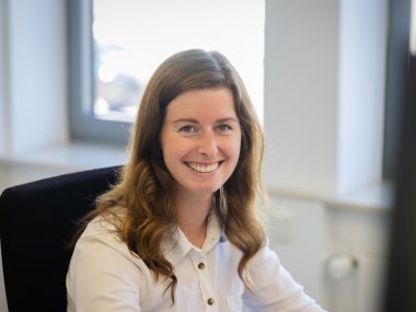 Mitarbeiterin der Sparkasse Mittelmosel Eine Mitarbeiterin der Sparkasse Mittelmosel am Schreibtisch